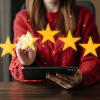 woman leaving 5 star review